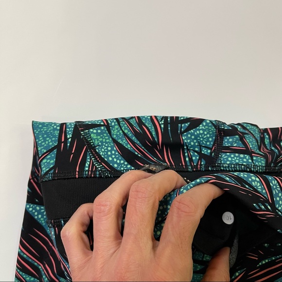 Lululemon Inspire Tight II
Palm Lace Tofino Teal Multi Size 10 - Picture 6 of 14